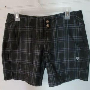 Pearl Izumi Size M Black Plaid Shorts